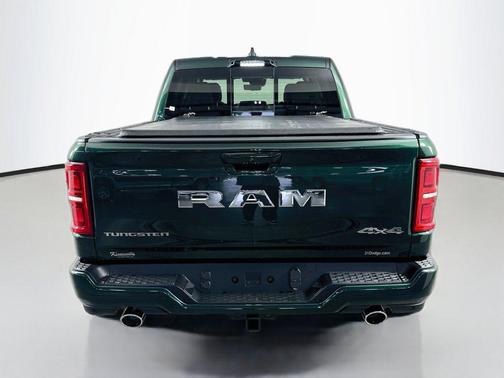 Serrano Green Metallic 2027 RAM 1500 ST