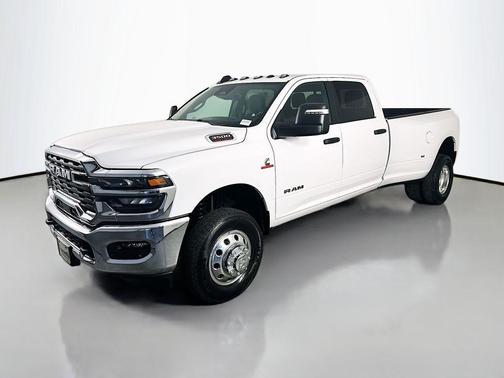 Bright White Clearcoat 2026 RAM 3500 Big Horn Crew Cab 4x4 8' Box
