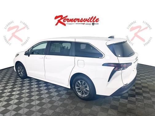 2024 Toyota Sienna LE