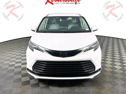 2024 Toyota Sienna LE