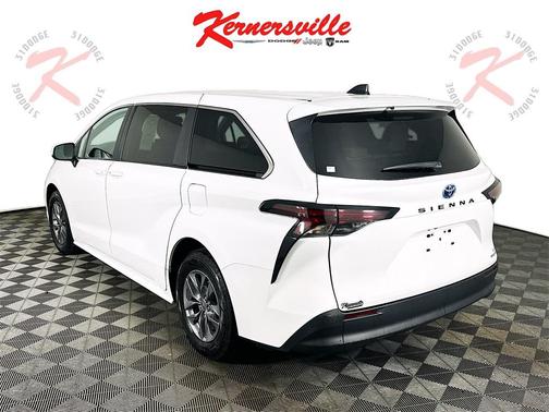 2024 Toyota Sienna LE