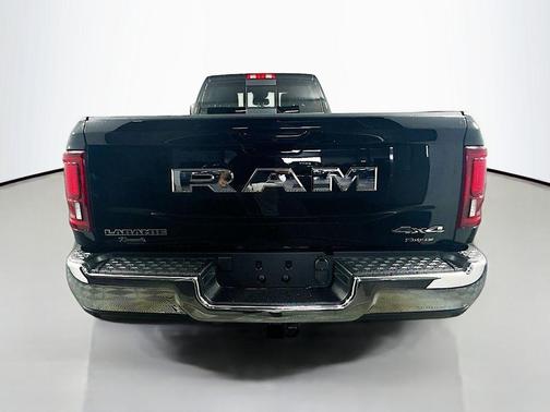 Diamond Black Crystal Pearlcoat 2025 RAM 3500 Laramie Crew Cab 4x4 8' Box