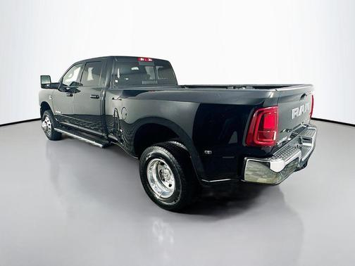 Diamond Black Crystal Pearlcoat 2025 RAM 3500 Laramie Crew Cab 4x4 8' Box