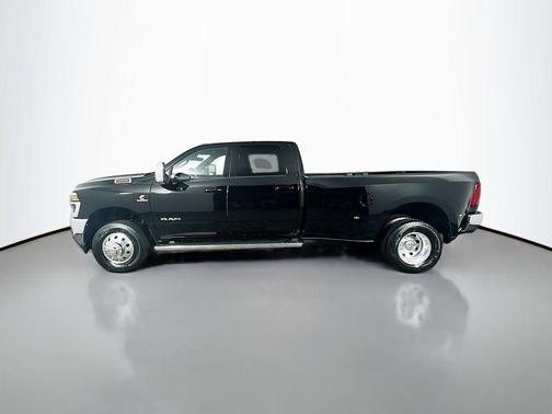 Diamond Black Crystal Pearlcoat 2025 RAM 3500 Laramie Crew Cab 4x4 8' Box