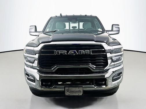 Diamond Black Crystal Pearlcoat 2026 RAM 2500 Tradesman Crew Cab 4x4 6'4' Box