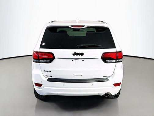 Bright White Clearcoat 2022 Jeep Grand Cherokee Laredo