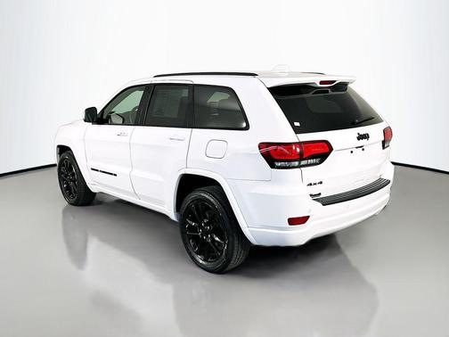 Bright White Clearcoat 2022 Jeep Grand Cherokee Laredo