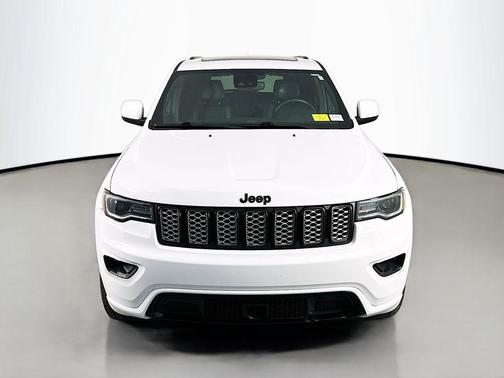 Bright White Clearcoat 2022 Jeep Grand Cherokee Laredo