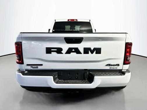 Bright White Clearcoat 2026 RAM 3500 Big Horn Crew Cab 4x4 8' Box