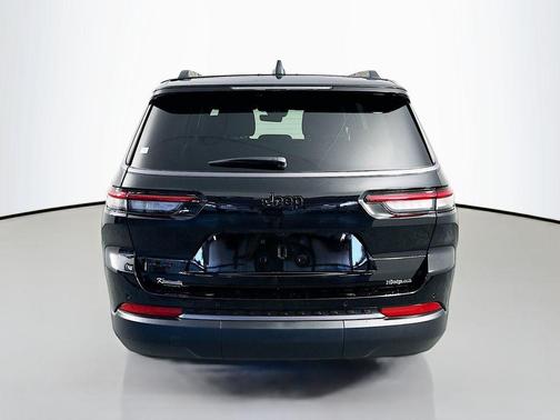 Diamond Black Crystal Pearlcoat 2026 Jeep Grand Cherokee L Altitude