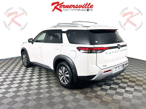 2022 Nissan Pathfinder SL 2WD