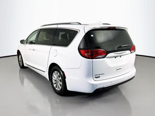 Bright White Clearcoat 2018 Chrysler Pacifica Touring-L