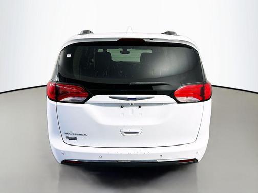 Bright White Clearcoat 2018 Chrysler Pacifica Touring-L