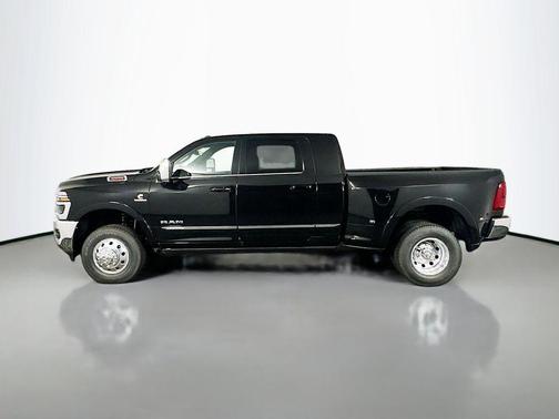 Diamond Black Crystal Pearlcoat 2026 RAM 3500 Limited