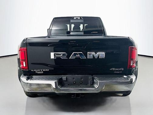 Diamond Black Crystal Pearlcoat 2026 RAM 3500 Limited