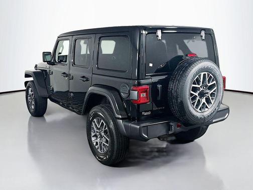 Black Clearcoat 2025 Jeep Wrangler 4-Door Sahara 4x4