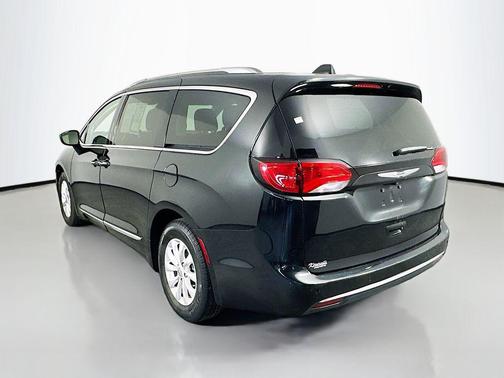 Brilliant Black Crystal Pearlcoat 2019 Chrysler Pacifica Touring L