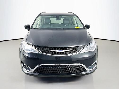 Brilliant Black Crystal Pearlcoat 2019 Chrysler Pacifica Touring L