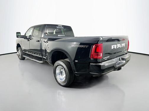 Diamond Black Crystal Pearlcoat 2025 RAM 3500 Laramie Crew Cab 4x4 8' Box