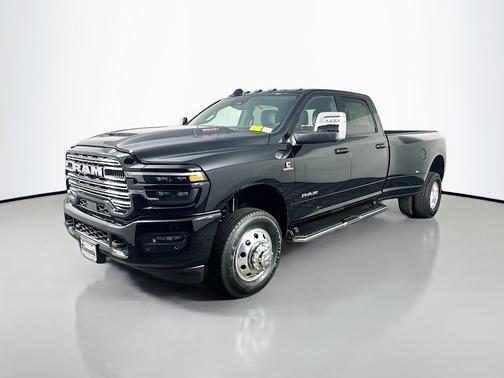 Diamond Black Crystal Pearlcoat 2025 RAM 3500 Laramie Crew Cab 4x4 8' Box