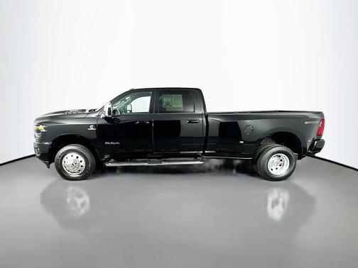 Diamond Black Crystal Pearlcoat 2025 RAM 3500 Laramie Crew Cab 4x4 8' Box