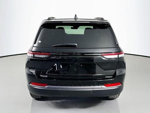 Diamond Black Crystal Pearlcoat 2026 Jeep Grand Cherokee Altitude