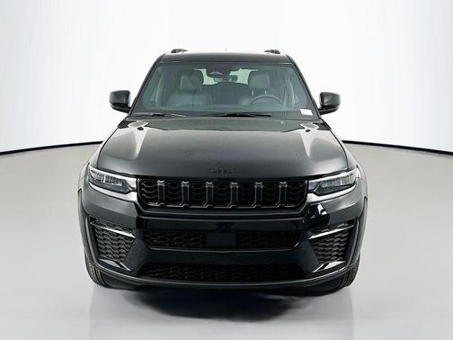 Diamond Black Crystal Pearlcoat 2026 Jeep Grand Cherokee Altitude