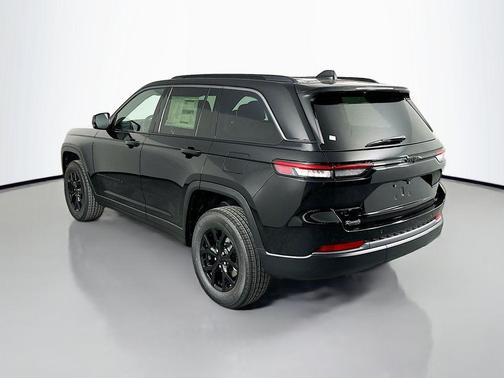 Diamond Black Crystal Pearlcoat 2026 Jeep Grand Cherokee Altitude