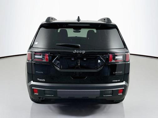 Diamond Black Crystal Pearlcoat 2026 Jeep Cherokee Limited