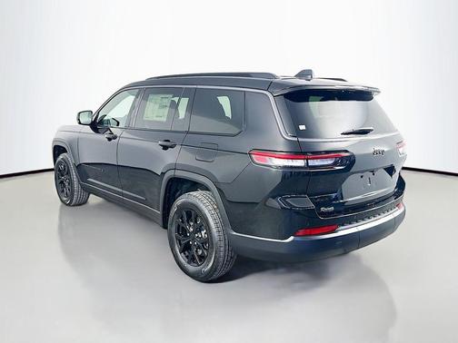 Diamond Black Crystal Pearlcoat 2026 Jeep Grand Cherokee L Altitude