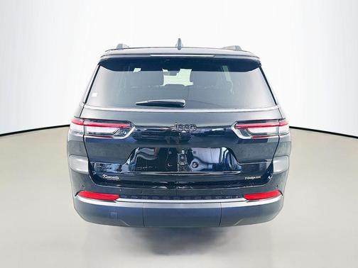 Diamond Black Crystal Pearlcoat 2026 Jeep Grand Cherokee L Altitude
