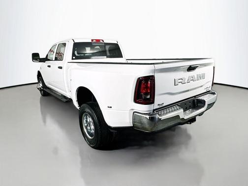 Bright White Clearcoat 2026 RAM 3500 Tradesman Crew Cab 4x4 8' Box