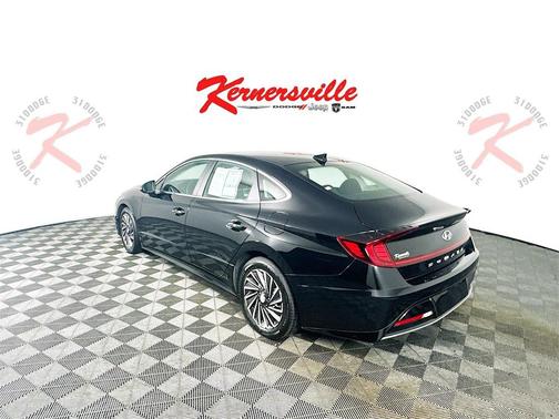 2022 Hyundai SONATA Hybrid SE