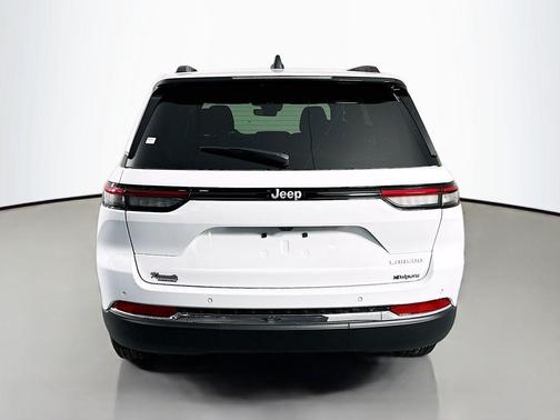 Bright White Clearcoat 2026 Jeep Grand Cherokee Altitude
