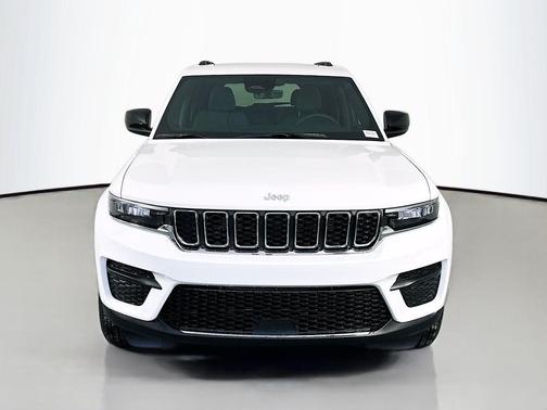Bright White Clearcoat 2026 Jeep Grand Cherokee Altitude