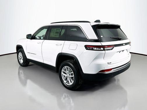 Bright White Clearcoat 2026 Jeep Grand Cherokee Altitude