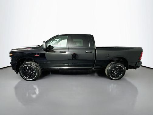 Diamond Black Crystal Pearlcoat 2026 RAM 3500 Big Horn Crew Cab 4x4 6'4' Box