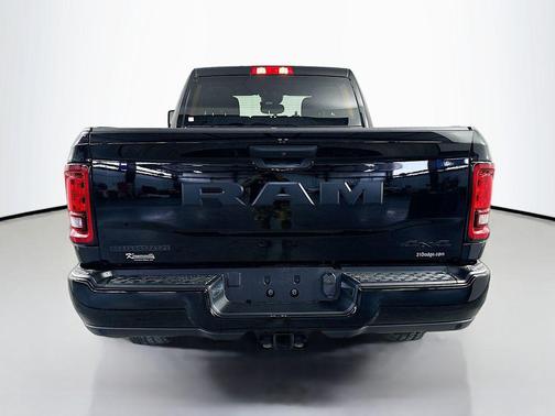 Diamond Black Crystal Pearlcoat 2026 RAM 3500 Big Horn Crew Cab 4x4 6'4' Box