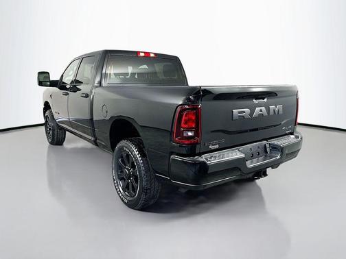 Diamond Black Crystal Pearlcoat 2026 RAM 3500 Big Horn Crew Cab 4x4 6'4' Box