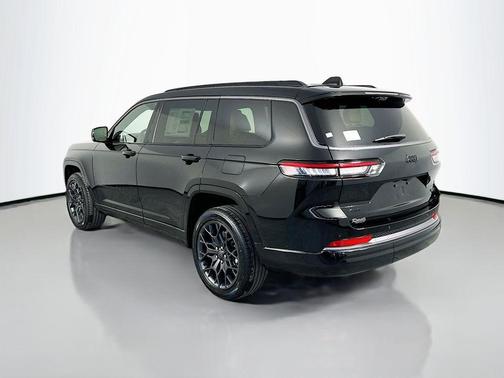 diamond black crystal pearlcoat 2026 Jeep Grand Cherokee L Summit