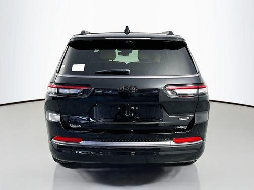 diamond black crystal pearlcoat 2026 Jeep Grand Cherokee L Summit
