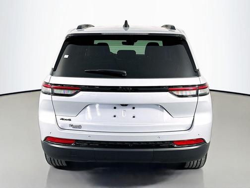 Silver Zynith 2025 Jeep Grand Cherokee Altitude