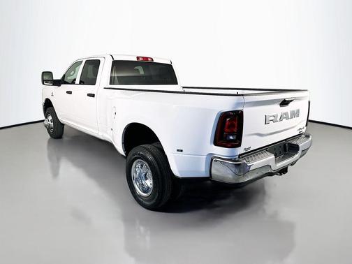 Bright White Clearcoat 2026 RAM 3500 Tradesman Crew Cab 4x4 8' Box