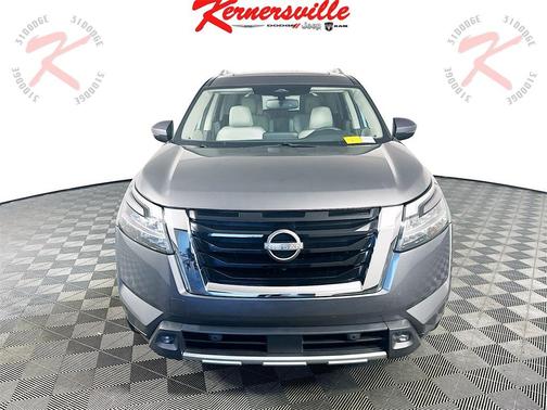 2022 Nissan Pathfinder SL 4WD