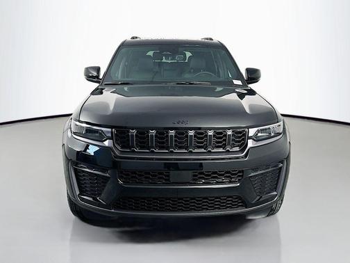 Diamond Black Crystal Pearlcoat 2026 Jeep Grand Cherokee L Altitude