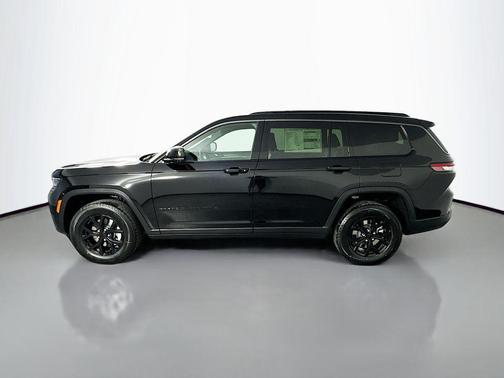 Diamond Black Crystal Pearlcoat 2026 Jeep Grand Cherokee L Altitude