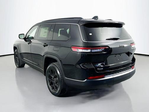 Diamond Black Crystal Pearlcoat 2026 Jeep Grand Cherokee L Altitude