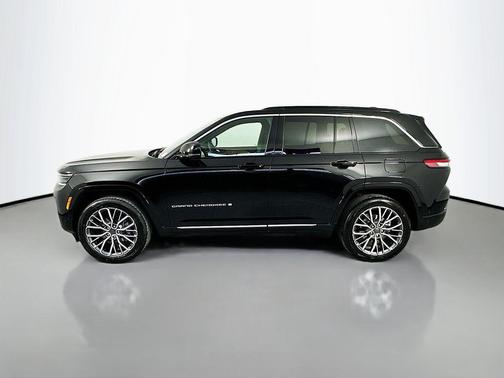 diamond black crystal pearlcoat 2026 Jeep Grand Cherokee Summit