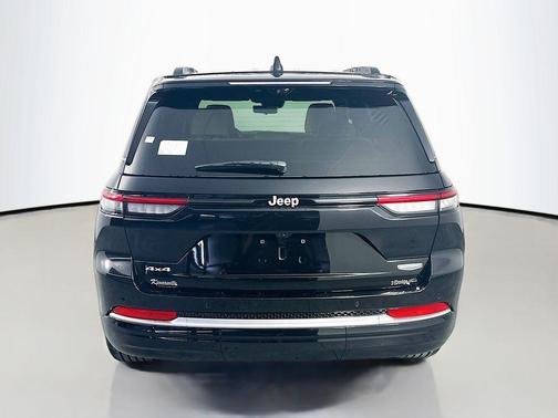 diamond black crystal pearlcoat 2026 Jeep Grand Cherokee Summit