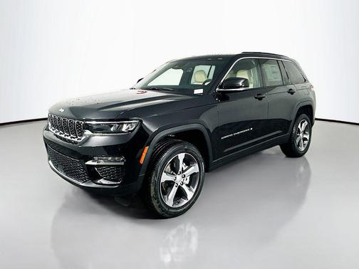 Diamond Black Crystal Pearlcoat 2025 Jeep Grand Cherokee Limited